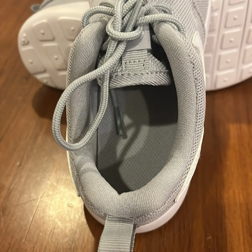 Nike Rosherun Roshe One Shoes Sneakers 749427 033 new Youth Boys Girls Size 2.5Y